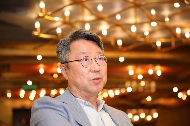 백현 롯데관광 대표가 지난달 29일 국내 취항 최대 규모인 11만4000톤(t)급 코스타 세레나호에서 기자와 만나 인터뷰를 하고 있다. [롯데관광개발 제공]