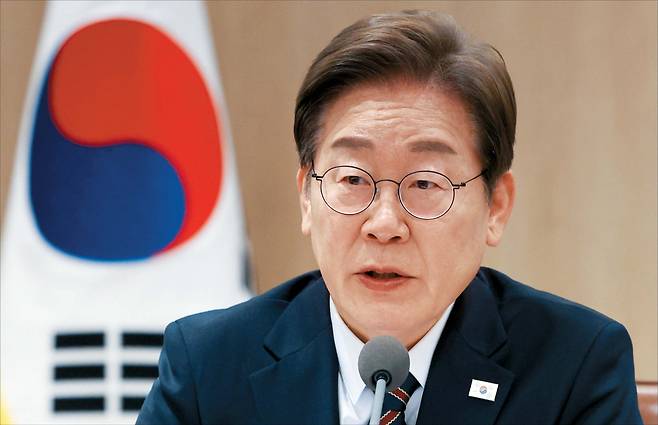 이재명 대통령이 G7 정상회의로 국제외교 무대에 데뷔한다. 사진은 국무회의를 주재하고 있는 李대통령 [연합]