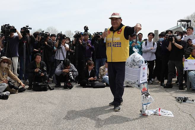 최성룡 납북자가족모임 대표가 4월 23일 오전 경기도 파주시 임진각에서 항공안전관리법에 따라 2㎏을 넘지 않게 전단을 준비했다며 대북전단 뭉치를 들어 보이고 있다. [연합뉴스]