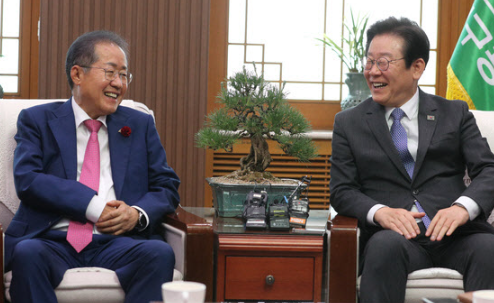 2023년 5월 당시 이재명 더불어민주당 대표가 홍준표 대구시장을 예방한 모습. [연합뉴스]