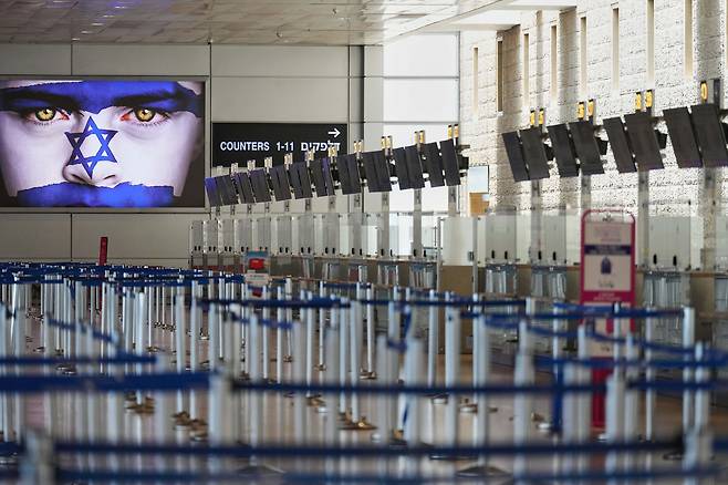 지난 13일(현지시간) 이스라엘 텔아비브 인근에서 이스라엘 군이 이란을 공격한 후 이스라엘 벤구리온 공항에 승객이 비어 있다. [AP]