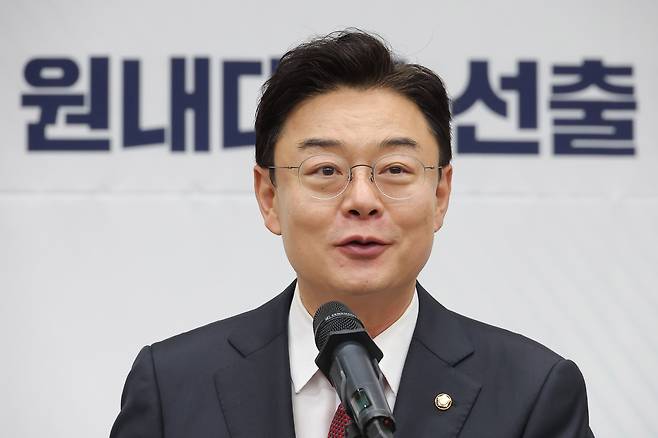 국민의힘 원내대표 선거에 출마한 김성원 후보가 16일 서울 여의도 국회에서 열린 원내대표 선출 선거 의원총회에서 정견발표하고 있다. [연합]