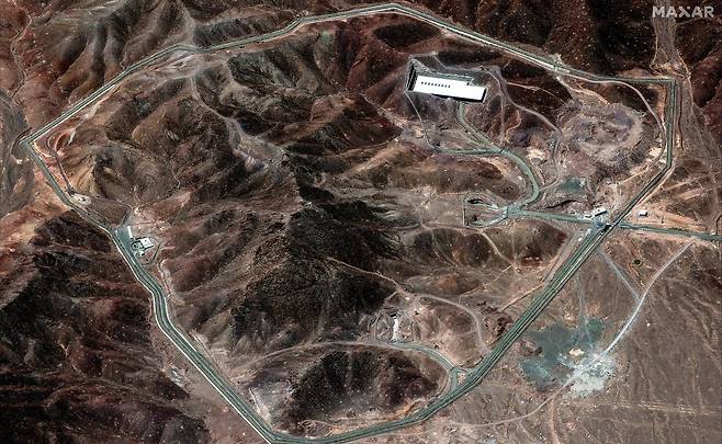 지난 14일(현지시간) 이란 중부의 우라늄 농축 시설 포르도의 위성사진. [AFP]