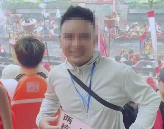 [서울=뉴시스] 중국서 한 남성이 목에 팻말을 걸고 공개적으로 여자친구를 구하겠다고 나서 논란이 일고 있다. (사진 = 163닷컴 캡처) 2025.06.13. *재판매 및 DB 금지