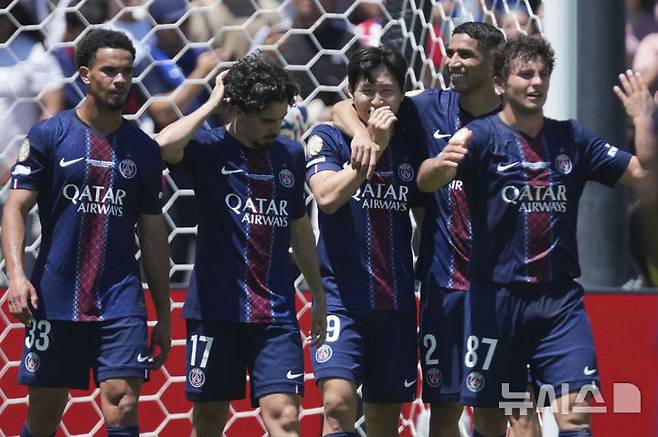 [패서디나=AP/뉴시스] 프랑스 프로축구 리그앙 파리 생제르맹(PSG) 이강인, 득점 이후 동료들과 세리머니. 2025.06.15.