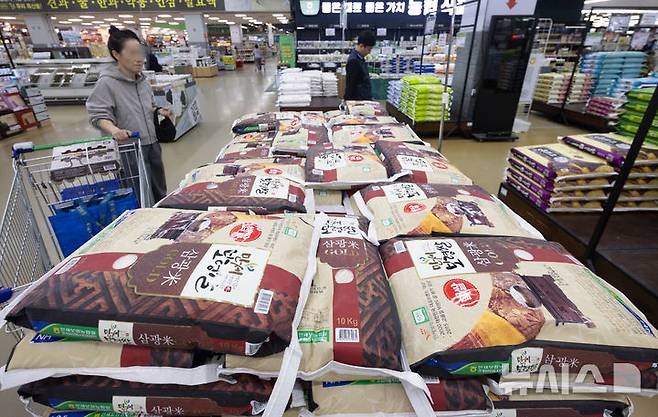 [서울=뉴시스] 김근수 기자 = 지난해 11월 4일 서울 시내의 한 유통매장에서 한 시민이 쌀을 고르고 있는 모습. 2024.11.04. ks@newsis.com