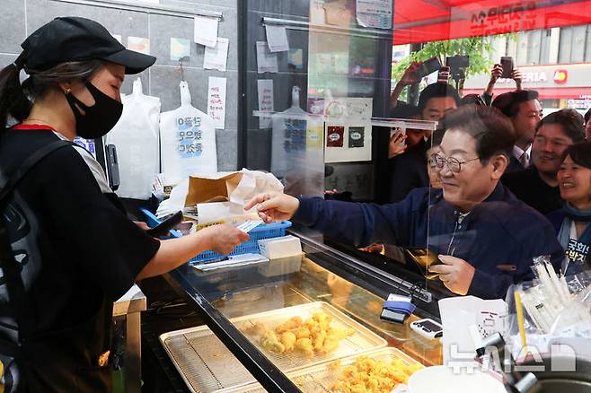 [포천=뉴시스] 조성우 기자 = 이재명 대통령이 더불어민주당 대선후보 시절 경기 포천시를 찾아 지역상품권으로 결제하고 있다. 2025.05.01. xconfind@newsis.com