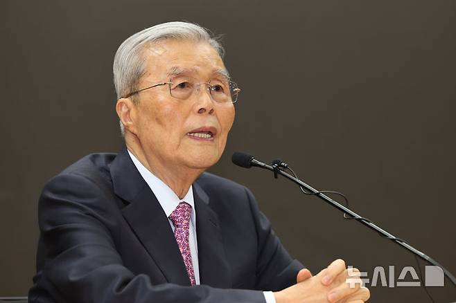 [서울=뉴시스] 권창회 기자 = 김종인 전 국민의힘 비상대책위원장이 지난해 11월12일 오후 서울 여의도 국회 의원회관에서 트럼프 당선과 한국정치의 과제를 주재로 특강을 하고 있다. 2024.11.12. kch0523@newsis.com