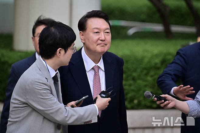 [서울=뉴시스] 사진공동취재단 = 윤석열 전 대통령이 지난 9일 오후 서울 서초구 중앙지방법원에서 열린 내란 우두머리 혐의, 직권남용 권리행사방해 혐의 사건 6차 공판을 마친 후 취재진의 질문을 받으며 법원을 나서고 있다. 2025.06.09. photo@newsis.com