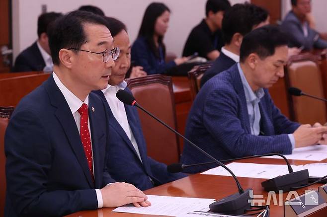 [서울=뉴시스] 조성봉 기자= 김건 국회 외통위 국민의힘 간사가 지난 12일 오전 서울 여의도 국회에서 열린 외교통일위원회 전체회의에서 6.25 참전용사 출신의 찰스 랭글 전 미국 하원 의원 추모 결의안 관련 발언을 하고 있다. 2025.06.12. suncho21@newsis.com