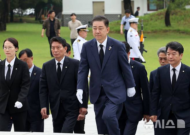 [서울=뉴시스] 배훈식 기자 = 김병기 더불어민주당 당 대표 직무대행 겸 원내대표가 16일 오전 서울 동작구 국립서울현충원을 찾아 충혼탑 앞으로 향하고 있다. 2025.06.16. dahora83@newsis.com