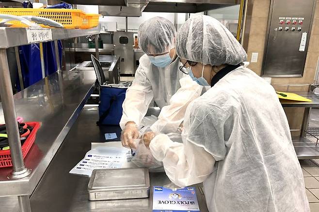 [대구=뉴시스] 대구시 달서구는 구청 구내식당에서 '식중독 발생 현장대응 모의훈련'을 실시했다. (사진=대구시 달서구 제공) 2025.06.16. photo@newsis.com  *재판매 및 DB 금지