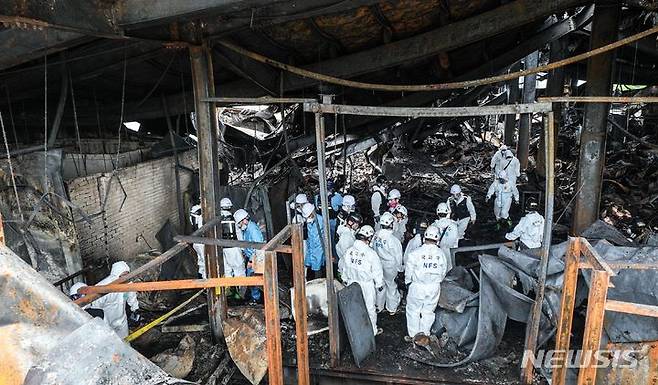 [화성=뉴시스] 김종택 기자 = 25일 오전 경기 화성시 서신면 일차전지 제조 공장 아리셀 건물 화재 현장에서 국과수 합동 감식이 진행되고 있다. (공동취재) 2024.06.25. photo@newsis.com