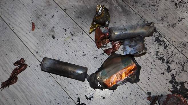 [대구=뉴시스] 16일 오전 1시6분께 중구 남산동의 한 아파트에서 배터리가 터져 불이 났다는 신고가 접수됐다. (사진=대구 중부소방서 제공) 2025.06.16. photo@newsis.com  *재판매 및 DB 금지