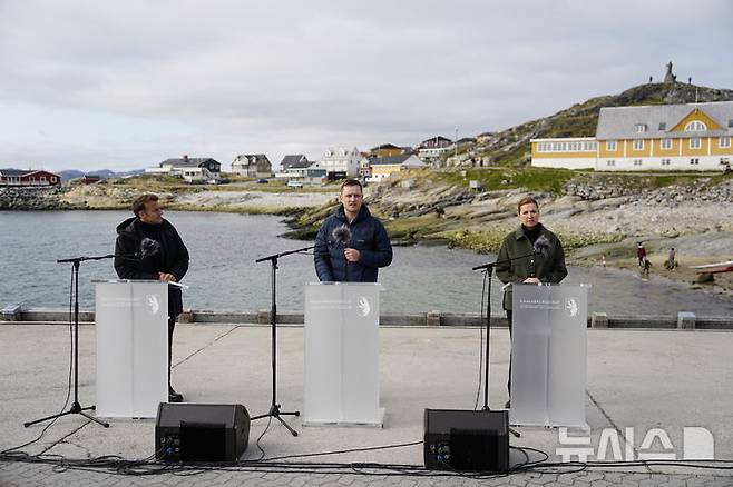 <font style="vertical-align: inherit;"><font style="vertical-align: inherit;">[누크=AP/뉴시스] 에마뉘엘 마크롱 프랑스 대통령이 15일(현지시간) 그린란드 누크에서 기자회견하고 있다. 왼쪽부터 마크롱 대통령, 옌스 프레데릭 닐센 그린란드 총리, 메테 프레데릭센 덴마크 총리. 마크롱 대통령은 덴마크 자치령 그린란드를 찾아 "그린란드는 매물도 아니고 강제로 뺏을 수 곳도 아니다"라고 밝혔다. 2025.06.16.</font></font>