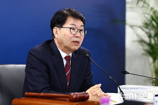 [서울=뉴시스] 김진아 기자 = 이한주 국정기획위원회 위원장이 16일 서울 종로구 정부서울청사 창성동 별관에서 열린 국정기획위원회 1차 전체회의에서  발언하고 있다.  이날 출범한 위원회는 정부가 임기 중 추진할 국정과제의 로드맵을 제시하며 이재명 정부의 100대 국정과제를 정리, 과제별로 추진 시점과 목표 등을 정해 '국정운영 5개년 계획'을 마련할 방침이다. (공동취재) 2025.06.16. photo@newsis.com
