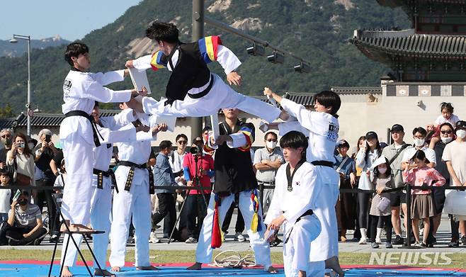 [서울=뉴시스] 김명원 기자 = 25일 서울 종로구 광화문 광장에서 비가비와 경민대학교 합동공연팀의 멋진 2022 서울시 태권도 공연이 펼치고 있다. 2022.09.24. kmx1105@newsis.com