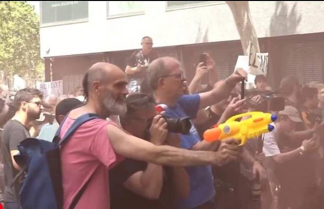 [바르셀로나=AP/뉴시스] 15일 스페인 바르셀로나에서 과잉 관광 반대 시민이 관광객들에게 물총을 쏘는 시위를 벌이고 있다.2025.06.16.  *재판매 및 DB 금지