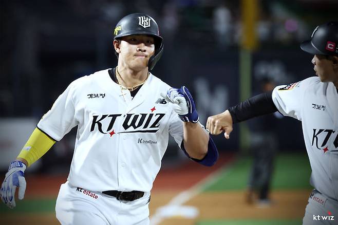[서울=뉴시스] 프로야구 KT 위즈 안현민이 지난달 30일 수원KT위즈파크에서 열린 2025 신한 쏠뱅크 KBO리그 KIA 타이거즈와의 경기에서 홈런을 친 뒤 베이스를 돌고 있다. (사진=KT 위즈 제공) 2025.05.30. *재판매 및 DB 금지