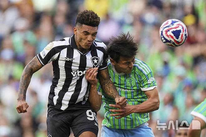 [시애틀=AP/뉴시스] 2025 국제축구연맹(FIFA) 클럽월드컵에서 맞붙은 보타포구(브라질)의 이고르 헤수스, 시애틀 사운더스(미국)의 김기희. 2025.06.15.