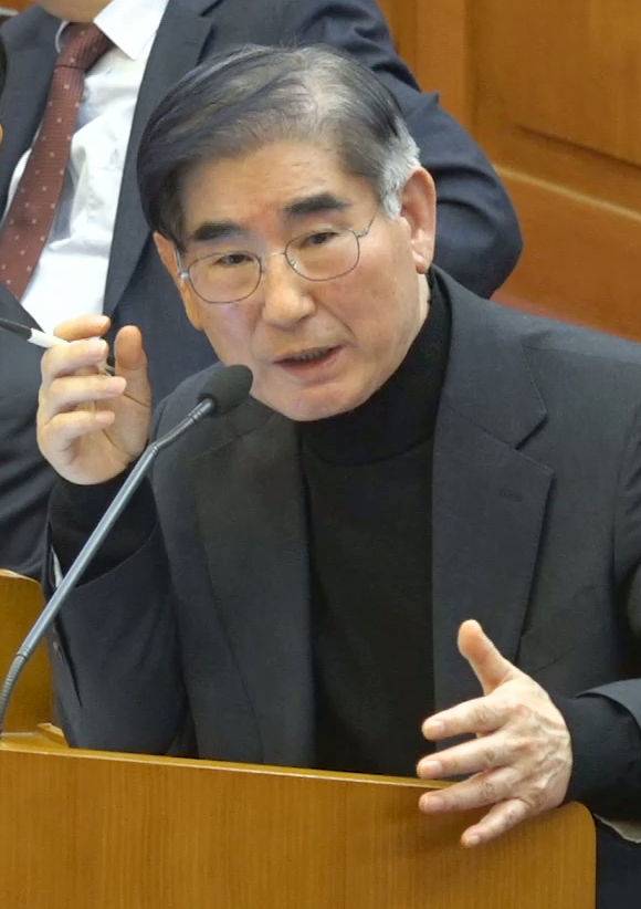 [서울=뉴시스] 김용현 전 국방부장관이 23일 서울 종로구 헌법재판소에서 열린 대통령 탄핵심판 4차 변론기일에 증인으로 출석해 질문에 답변하고 있다. (사진=헌법재판소 제공) 2025.01.23. photo@newsis.com *재판매 및 DB 금지