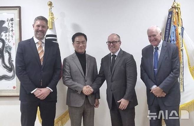 [평택=뉴시스] 정장선 시장이 미국 애니 라이트 스쿨(Annie Wright Schools)관계자들과 인사하고 있는 모습 (사진=평택시 제공) 2025.06.16.photo@newsis.com