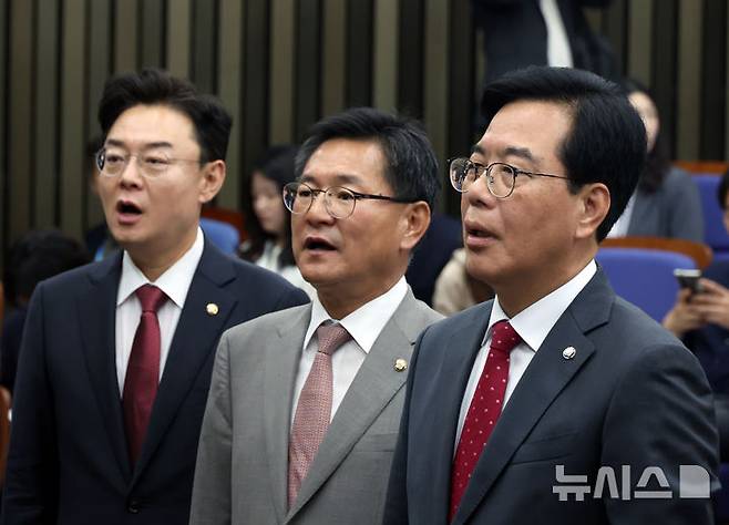 [서울=뉴시스] 고승민 기자 = 16일 서울 여의도 국회에서 열린 2025 국민의힘 원내대표 선출 의원총회에서 김성원, 이헌승, 송언석 후보가 애국가를 부르고 있다. 2025.06.16. kkssmm99@newsis.com