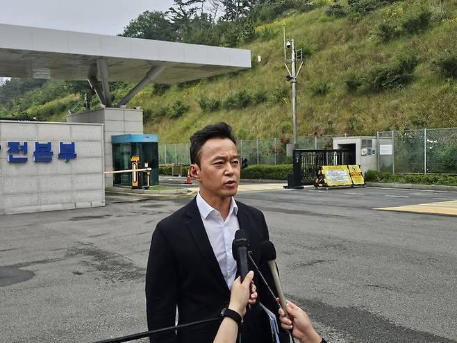 [태안=뉴시스] 김덕진 기자=김상훈 충남경찰청 고 김충현 태안화력발전소 하청업체 근로자 사망사고 전담 수사팀장이 16일 태안화력발전소 정문에서 압수수색 관련 브리핑을 하고 있다. 2025.06.16. spark@newsis.com   *재판매 및 DB 금지