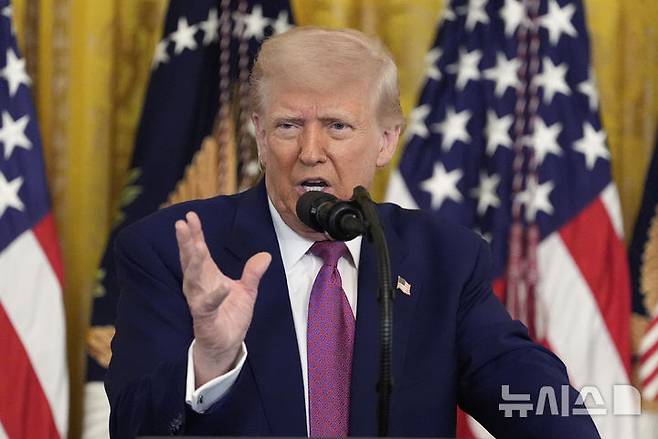 [워싱턴=AP/뉴시스]이스라엘의 이란 핵 시설 공격으로 중동 긴장이 최고조에 달한 가운데 미국과 서방, 대한민국 등 주요국 정상이 한자리에 모이는 주요7개국 정상회의(G7)가 16일(현지 시간) 막을 올린다. 사진은 도널드 트럼프 대통령이 지난 12일 미국 워싱턴DC 백악관 이스트룸에서 2035년까지 휘발유차 신차 판매를 금지하는 캘리포니아주 규제를 무력화하는 결의안 서명에 앞서 연설하는 모습. 2025.06.13.