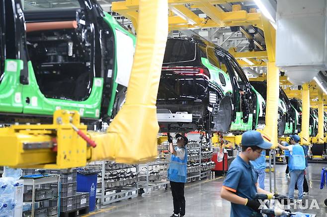 [충칭=신화/뉴시스] 중국 충칭에 있는 세레스그룹 신에너지차(NEV) 조립공장. 자료사진. 2026.06.16