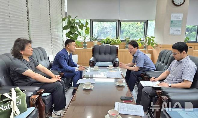 [의왕=뉴시스] 한채훈 시의원 (사진 왼쪽 두번째)이 조희수 중소벤처기업부 경기지방중소벤처기업청장과 만남을 갖고 있다. (사진=한채훈 시 의원 제공).2025.06.16.photo@newsis.com