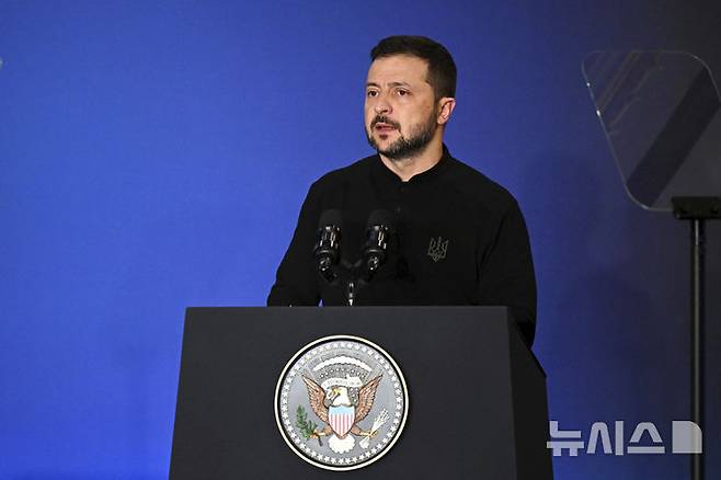 [뉴욕=AP/뉴시스] 볼로디미르 젤렌스키(오른쪽) 우크라이나 대통령이 지난해 9월25일(현지 시간) 미국 뉴욕에서 조 바이든 대통령이 주최하고 세계 지도자들이 참석한 '우크라이나 복구 및 재건을 위한 공동선언문'을 채택하는 행사에 참석해 연설하고 있다. 2024.09.26.
