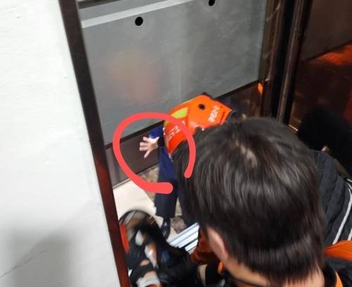 승강기에 갇힌 직원 구조하는 소방대원 (사진=연합뉴스 제공)