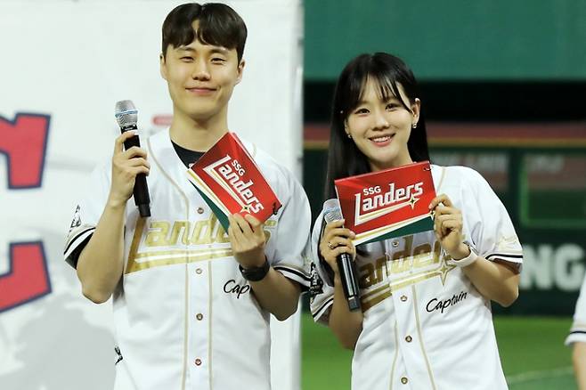 추신수 은퇴식 사회를 맡은 오효주 아나운서(오른쪽). SSG 랜더스 제공