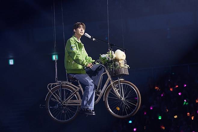도영은 '자전거' 무대 때 자전거를 타고 공중으로 떠올라 이동했다. SM엔터테인먼트 제공