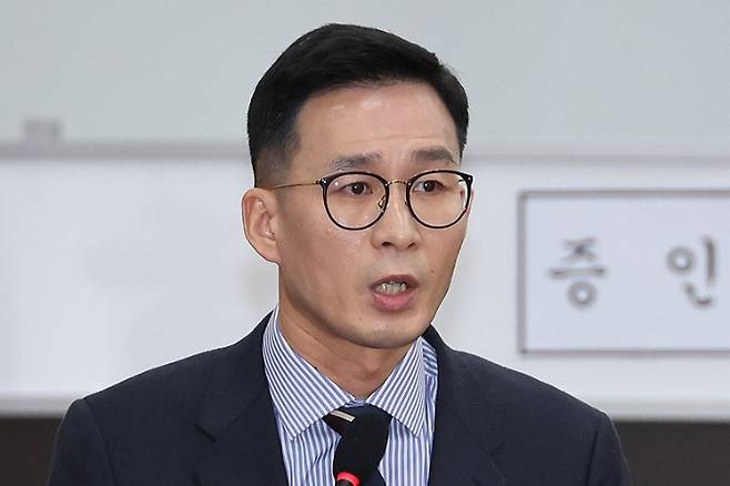 김철진 국방부 군사보좌관이 지난 2월 21일 국회에서 열린 '윤석열 정부의 비상계엄 선포를 통한 내란 혐의 진상규명 국정조사 특별위원회' 전체회의에서 위원 질의에 답하고 있다. 연합뉴스