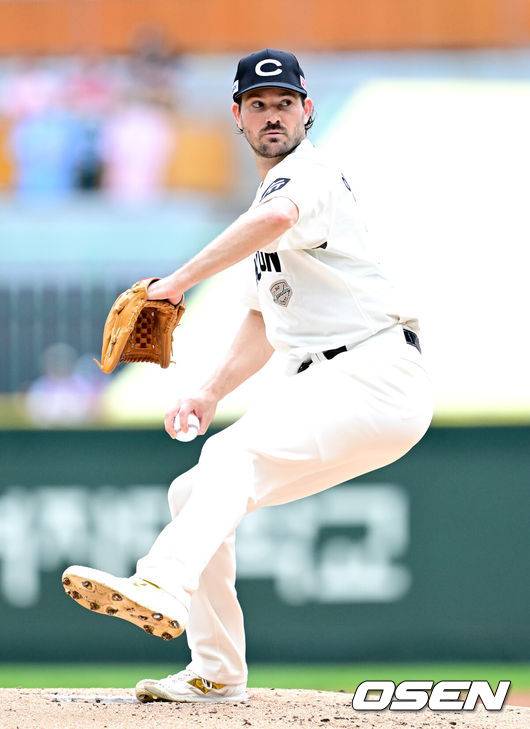 [OSEN=인천, 최규한 기자] 15일 인천 SSG랜더스필드에서 ‘2025 신한 SOL Bank KBO리그’ SSG 랜더스와 롯데 자이언츠의 경기가 열렸다.홈팀 SSG은 드류 앤더슨, 방문팀 롯데는 이민석을 선발로 내세웠다.2회초 SSG 선발 앤더슨이 힘차게 공을 뿌리고 있다. 2025.06.15 / dreamer@osen.co.kr