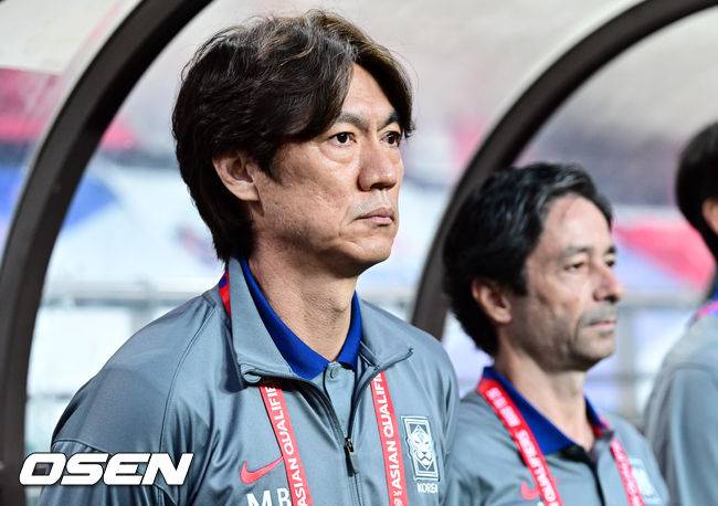 [OSEN=상암, 조은정 기자]서울월드컵경기장이 화려한 골 폭죽으로 물들었다. 홍명보호가 월드컵 예선 마지막 경기에서 팬들에게 시원한 대승을 선물했다.홍명보 감독이 이끄는 대한민국 축구대표팀은 10일 오후 8시 서울월드컵경기장에서 열린 2026 국제축구연맹(FIFA) 북중미 월드컵 아시아 3차 예선 조별리그 B조 10차전 최종전에서 쿠웨이트를 4-0으로 격파했다.홍명보 감독이 그라운드를 바로보고 있다. 2025.06.10 /cej@osen.co.kr