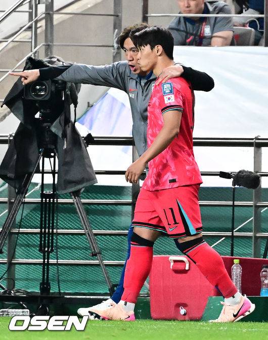 [OSEN=서울월드컵경기장, 지형준 기자] 대한민국 대표팀이 무려 15년 만에 패배 없이 최종예선을 마무리했다.&nbsp;홍명보 감독이 이끄는 대한민국&nbsp;축구 국가대표팀은 10일 서울월드컵경기장에서 열린&nbsp;2026 국제축구연맹(FIFA) 북중미 월드컵 아시아지역 최종예선 3차 예선 B조 10차전에서 쿠웨이트와 맞붙어 4-0으로 대승했다.이번 승리로 한국은 승점 22점(6승 4무)을 만들면서 패배 없이 최종예선을 마쳤다.후반 한국 홍명보 감독이 황희찬을 교체 투입하며 전술을 설명하고 있다. 2025.06.10 /jpnews@osen.co.kr