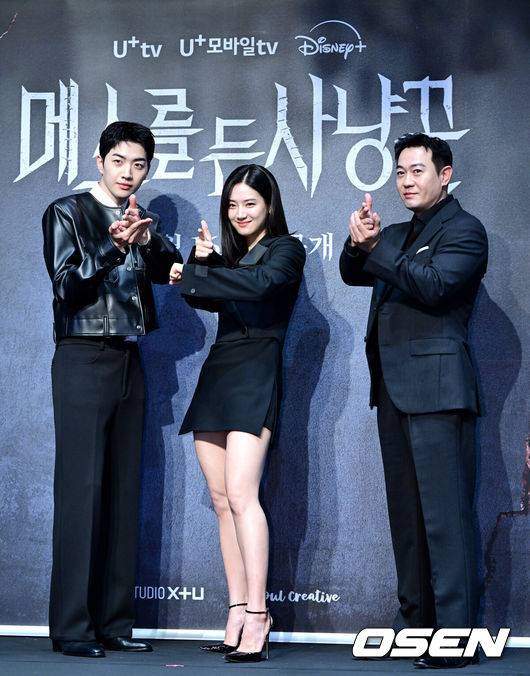 [OSEN=최규한 기자] 12일 오전 서울 라마다서울신도림호텔에서&nbsp;STUDIO X+U 새 미드폼 드라마&nbsp;‘메스를 든 사냥꾼’ 제작발표회가 열렸다.‘메스를 든 사냥꾼’은 부검대 위에서 20년 전 죽은 줄 알았던 아빠이자 연쇄살인마 ‘재단사’의 익숙한 살인 방식을 발견한 부검의 세현이 아빠의 먹잇감이 되지 않기 위해 경찰 정현보다 먼저 그를 찾기 위해 나서는 범죄 스릴러다.배우 박용우, 박주현, 강훈이 포토타임을 하고 있다. 2025.06.12 / dreamer@osen.co.kr