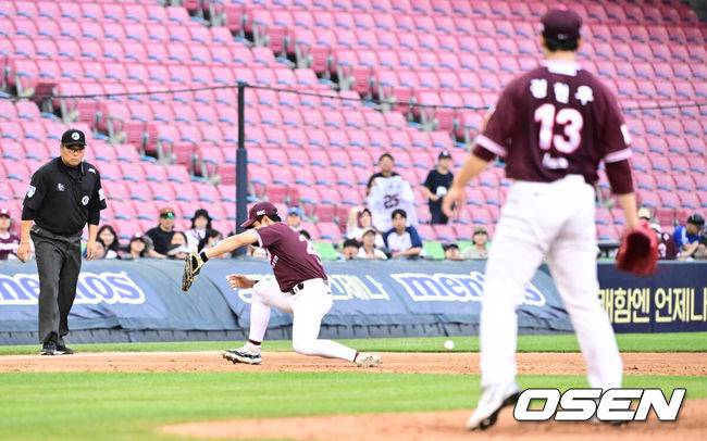 [OSEN=잠실, 조은정 기자]15일 서울 잠실야구장에서 2025 신한 SOL Bank KBO리그 두산 베어스와 키움 히어로즈의 경기가 열렸다.이날 홈팀 두산은 곽빈을, 원정팀 키움은 정현우를 선발 투수로 내세웠다.4회말 2사 3사 3루 키움 3루수 송성문이 두산 김기연의 땅볼에 포구 실책을 범하고 있다. 이때 3루주자 김재환이 득점을 올렸다. 2025.06.15 /cej@osen.co.kr