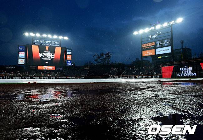 [OSEN=대전, 지형준 기자] 15일 대전 한화생명볼파크에서 2025 신한 SOL Bank KBO리그 한화 이글스와 LG 트윈스의 경기가 열렸다.이날 한화는 문동주, LG는 송승기를 선발로 내세웠다.5회말 한화가 노시환의 적시타로 역전에 성공하자마자 폭우로 인해 우천 중단되고 있다. 2025.06.15 /jpnews@osen.co.kr