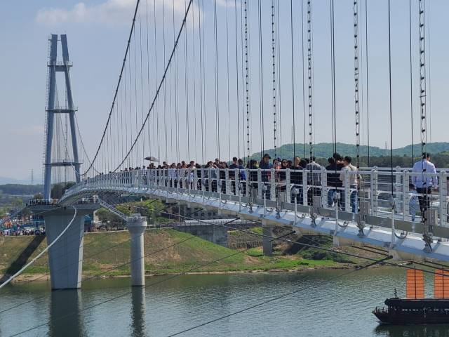 ▲경기 여주시에 위치한 남한강 출렁다리 전경. ⓒ 재단