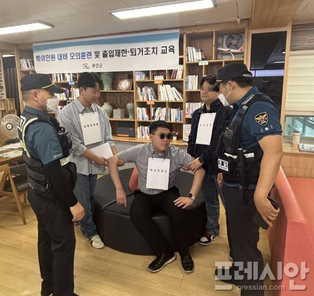 ▲군청 민원실에서 특이(악성)민원 발생 대비 모의훈련을 하고 있다. 2025.6.16ⓒ무안군