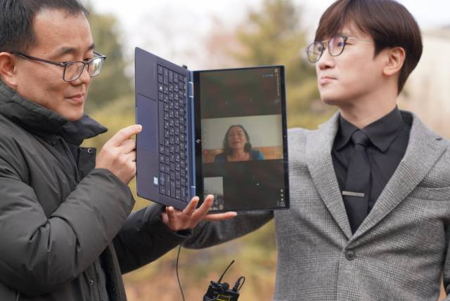 ▲지난 2023년 2월 베트남 퐁니마을 학살 피해 생존자 응우옌티탄 씨가 한국 정부를 상대로 제기한 손해배상 소송에서 승소한 뒤 법률대리인단과의 영상통화를 통해 소감을 전하고 있다. ⓒ프레시안(한예섭)