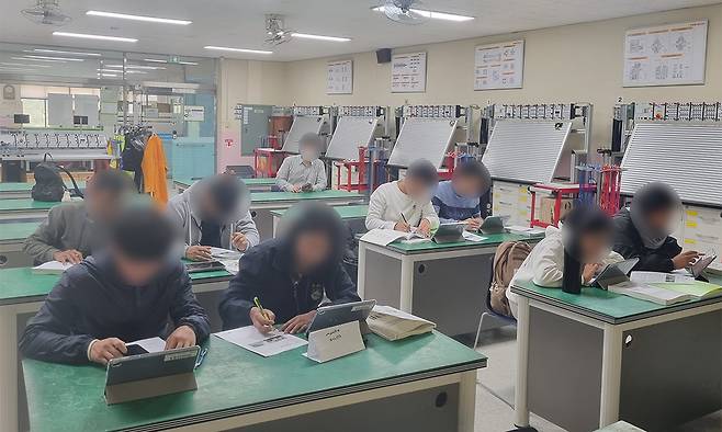 지난 5월 13일 충남 공주시 대한상의 충남인력개발원에서 비전문취업(E-9) 비자 외국인 근로자 8명이 E-9 특화훈련에 참여해 산업안전보건 수업을 듣고 있다.