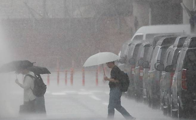월요일인 16일은 오후까지 전국 곳곳에 비가 내리겠다. 뉴시스