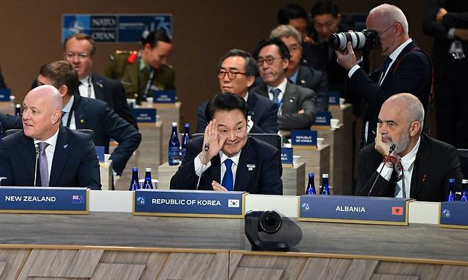 윤석열 전 대통령이 2024년 7월 11일(현지시각) 북대서양조약기구(NATO·나토) 75주년 정상회의가 개최된 미국 워싱턴DC 월터 E. 워싱턴 컨벤션센터에서 열린 나토 동맹국 NATO 동맹국·파트너국 정상회의에서 손을 들어보이고 있다. 공동취재