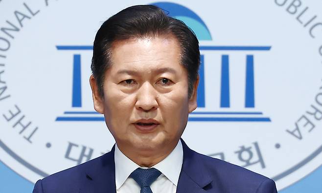 정청래 더불어민주당 의원이 15일 오후 서울 여의도 국회 소통관에서 당대표 출마 선언 기자회견을 하고 있다. 뉴스1