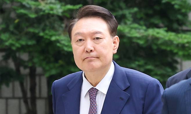 윤석열 전 대통령이 16일 서울 서초구 서울중앙지방법원에서 열린 내란 우두머리 혐의·직권남용 권리행사 방해 혐의 사건 7차 공판에 출석하고 있다. 뉴스1